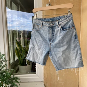 Jeansshorts  - Jeansshorts från monki! Kan hämtas i Telefonplan alternativt fraktas och då står köparen för frakt 🌸