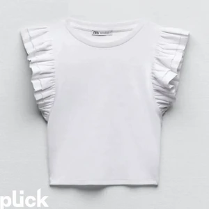 Vit zara topp - Fin vit topp från zara. Tröjan är i bra skick och har nästan aldrig blivit använd. 💕🤍