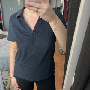 Frotté tshirt - Säljer denna frottetshirt från HM i storlek S. Helt oanvänd, nypris 149kr. Jätteskön och fint material men säljer då den inte kommer till användning