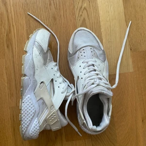 Nike Huarache  - Vita sneakers från Nike. Välanvända och smutsiga samt lite slitage. Strl 37,5, väldigt små i storleken (jag har vanligtvis 36,5)! 216kr inkl frakt. 