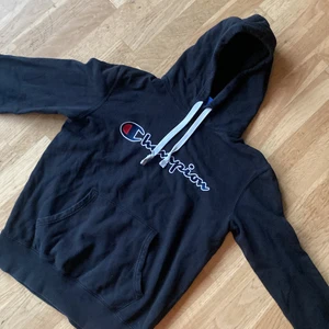 Champion hoodie - Fin champion hoodie i storlek L, något liten i storleken så passar en med storlek M också ! Köparen står för frakten, skickar omgående ⭐️