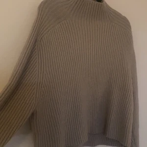 Höstig oanvänd stickad begie tröja🤎 - Så fin tröja som aldrig kommit till användning. Tror den kostade 300 nypris.💗