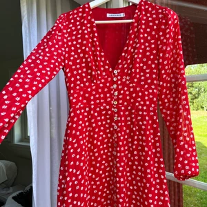 Adoore  - Säljer min otroliga adoore Paris dress i röd. Storlek 34 har ett litet märke på bild två. Men syns knappt. Hör av er vid frågor❤️