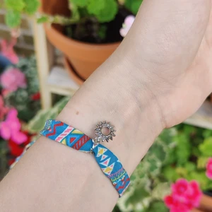 Armband  - Fint armband i tyg med en sol på! Kan bli väldigt stort och är justerbart! Kan skicka både spårbart och ej spårbart! 