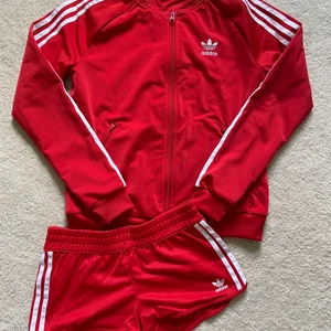 Adidas set i stl 34 - Fint Adidas set i stl 34 på shorts och 38 på tröjan men den är som en 34/36. Shortsen är aldrig använda och tröjan 1-2 gånger.   Djur och rökfritt hem  Pris 300:- + porto 