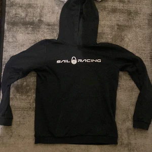 Sail racing hoddie - En svart sail racing hoddie i bra skick. Skön och snygg hoddie. Nypris 700kr och köparen står för frakten!