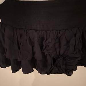 Säljer denna fina kjol från SHEIN🐬 Är tyvärr lite för kort för mig men passar bra på en xs xxs men är en s🦋 aldrig använd.  Köparen står för frakt💗 