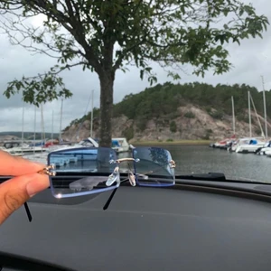 Solglasögon  - Fräschaste glasögonen till sommaren ☀️  Färg: guld/blå   Kan mötas upp nära Uddevalla, men kan även frakta om ni står för kostnaden 