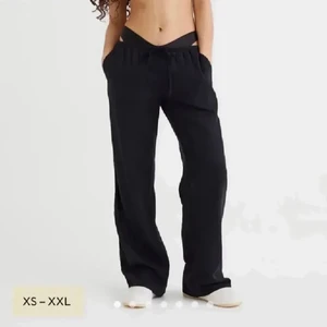 Svarta lågmidjade linnebyxor - Supernygga slutsålda lågmidjade linnebyxor från h&m som är väldigt eftertraktade. Knappt använda så i superfint skick💗