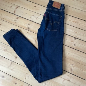 Levis jeans - Levis jeans i en fin mörkblå färg. Strl 25 men väldigt stretchiga och även högmidjade. Skriv privat för fler bilder eller förslag på pris🌸 Spårbar frakt 59 kr:)