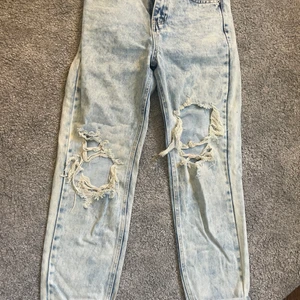 Jeans  - Säljer dessa snyggingar från SHEIN på grund av att dom aldrig kommer till användning dom är nästan helt oanvända och är i bra skick. Dom är i storlek xs och säljer dom för endast 59kr💗 skriv om du vill ha fler bilder eller har frågor 💗