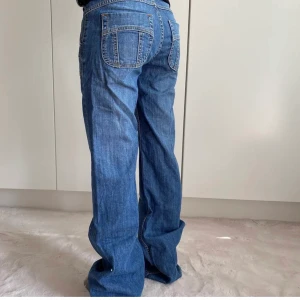 Utsvängda jeans - Säljer dom här jeansen. Dom är väldigt bra skick!
