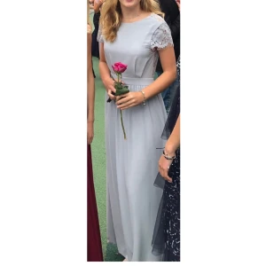 Balklänning - Balklänning från Bubbleroom i storlek 36. Använd 1 gång. Djup i ryggen med spets 