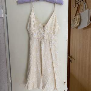 Jättefin somrig ljusgul klänning med blommigt mönster. Perfekt för sommaren🌸 storlek 34 såhär sitter den på mig som är 36