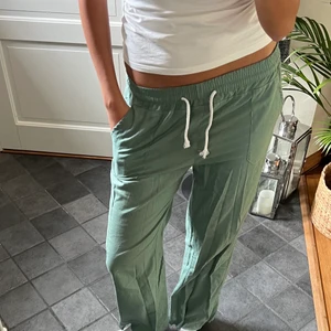 Långa gröna Linnebyxor - Långa militärgröna linnebyxor jag aldrig använt! Lite för korta för mig så därför säljer jag, jag är 180cm och dessa skulle passa på 174-178cm och innerbenslängden är 84cm!🫶🏽 Köpte för 500kr💛 Vill bara bli av med kläder så 350 är direkt pris! 