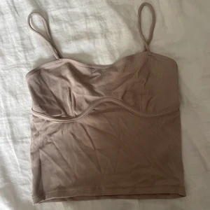 Beige topp - Beige topp från Gina tricot, i ribbat typ med sömm under bysten❤️