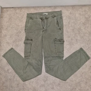 Gröna byxor - Dom här byxorna är från ginatricot och är jätte sköna. De passar verkligen med en vit tröja eller svart.