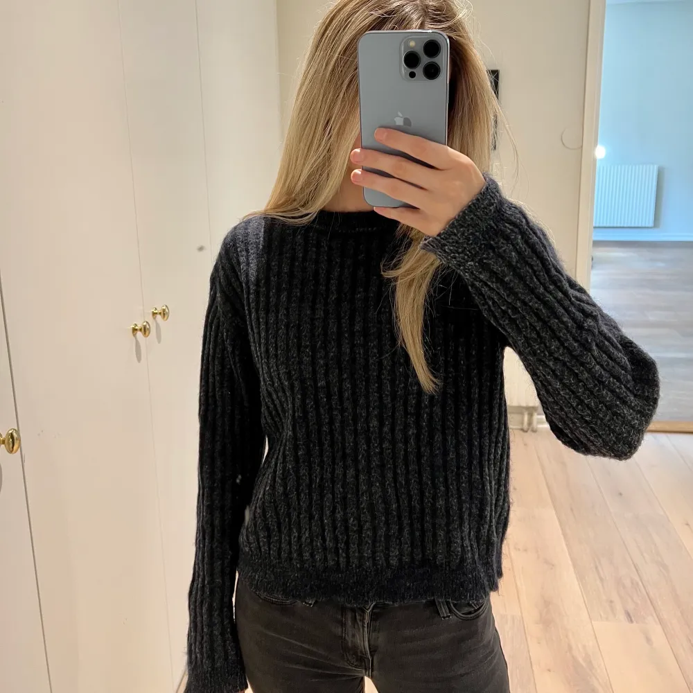 En mörkgrå stickad tröja från Filippa K i storlek Small!🤍. Tröjor & Koftor.