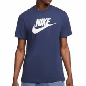 Marinblå Nike t-shirt i storlek XXL men den känns som M. Säljer för 150 kr + frakt