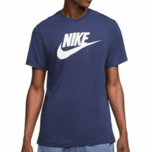 Nike t-shirt  - Marinblå Nike t-shirt i storlek XXL men den känns som M. Säljer för 150 kr + frakt