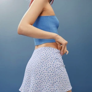 Hm kjol -  ny vit blå kjol från hm i storlek 34. Säljer den för att den inte kommer till användning🫶🏻endast använd en gång och är i nyskick 