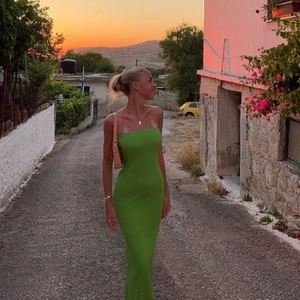 grön klänning - helt ny, aldrig använd klänning från nakd, såå fin grön färg som passar perfekt nu under sommaren💚 klänningen har en ganska lång slits där bak  lånade bilder från nakds hemsida