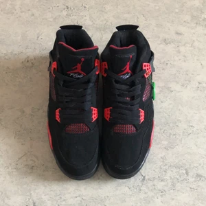 Jordan 4 ”Red thunder - Jordan 4 red thunder i storlek 42, Skolåda och kvitto medföljs ej