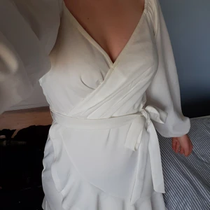 Vit omlottklänning NLY One storlek S - Fin vit klänning enbart använd en gång. Knytbandet i midjan som går att ta av.