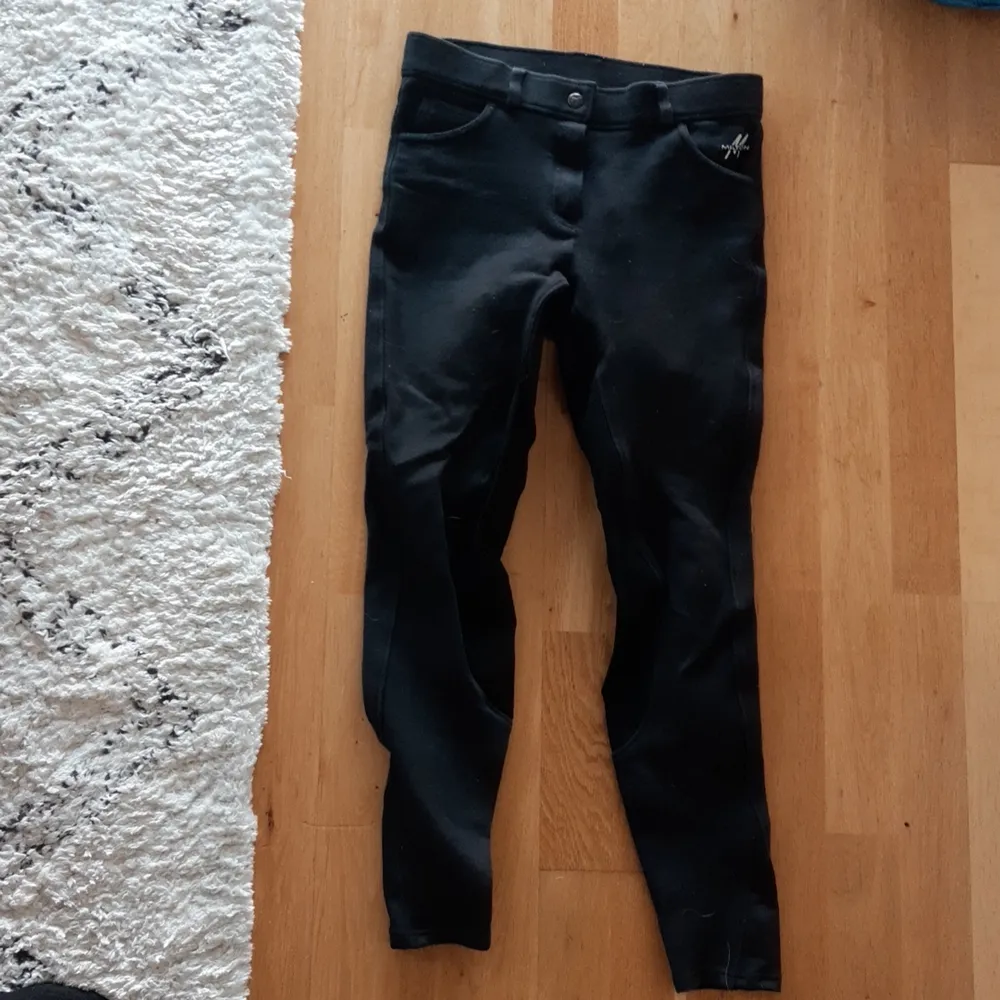 Ett par svarta ridbyxor som jag har använt 10-15 gånger😀. Jeans & Byxor.
