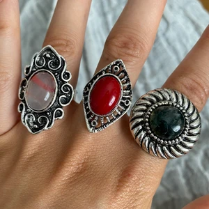 Vintage ringar!  - 40 kr styck. (2 för 70 eller alla 3 för 100) Skriv privat vilken du är intresserad av💕 frakt ligger på 12 kr. Ringarna är reglerbara (UNISEX) och ger ej gröna märken. Vet ej om de är rostfria men de har inte rostat under tiden jag haft dem.