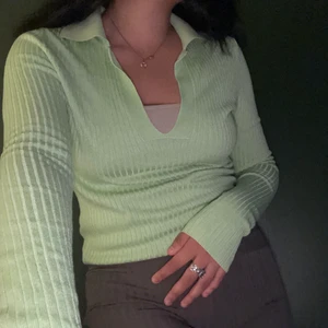 Grön v-ringad tröja - Tunn Ribbstickad tröja från NA-KD. Strl s, mycket stretchig och lång!!🤩jättegosig. frakt ej inkl i priset. 