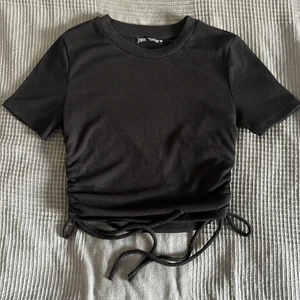Topp zara - Svart topp från zara i storlek s. Använd ett fåtal gånger så i mycket bra skick. Köpare står för frakt✨