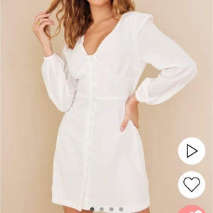 Klänning - Säljer nu min studentklänning då jag inte använder den. Har endast använt den en gång. Storleken är 40 och passar mig som är en 36/38 upptill men med större byst. Nypris 449 men kan tänka mig gå ner i pris💕