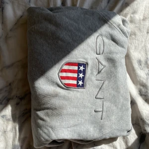 Gant Hoodie - Säljer en grå Gant kofta i storlek S till tjejer. Använd 1-2 gånger. (Äkta)