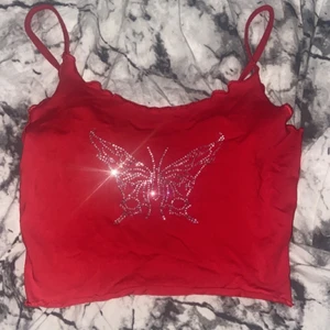 Röd y2k linne - Ett rött y2k linne med ”fladdrig” detalj. Passar i folk med XS och även S❣️