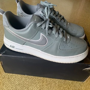 Particle Grey, Nike Air Force 1 - Säljer mina Air force 1s som inte längre kommer till användning. Lite creasing på tån men annars i bra skick. Priset är diskuterbart. Köparen står för frakt. Skriv privat för fler bilder vid intresse:)