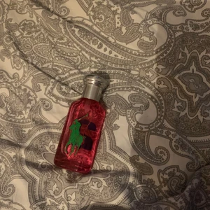 Ralph lauren parfym  - Säljer min Ralph lauren parfym, har knappt kommit till andvändning och känner att det är onödigt att slänga, ny pris: 540kr säljer för 119 kr + frakt, om många är intresserade blir det budgivning💗