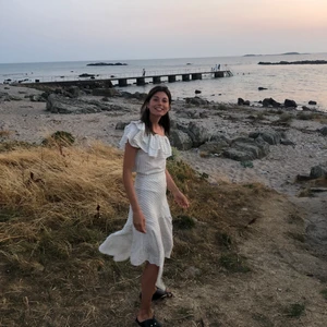 GANNI STRL S - Urgulligt set från Ganni. Kjol och topp i 100% silk. Nypris ca 5000 sek. Går att använda kjol samt topp separat men väldigt snyggt ihop. Passar en xs-s. Finns att hämta på Gärdet, mötas upp i Stockholms innerstad eller så kan jag posta. 