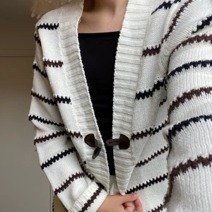 Stickad kofta från Rut m.fl.  - En knälång randig stickad kofta från Rut m.fl som kan stängas och has öppen. Tvättas i 40°C. ✨