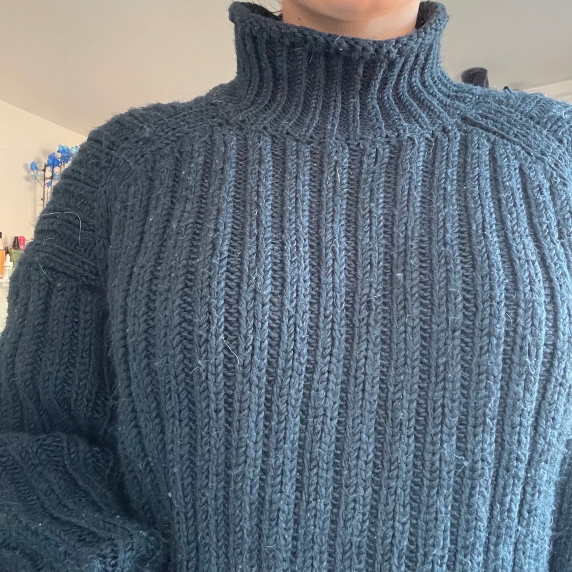 mörkblå stickad tröja