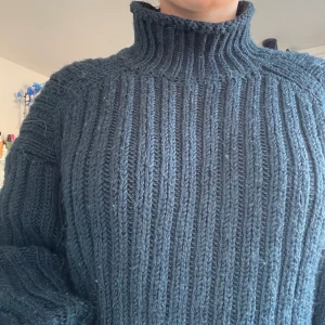 mörkblå stickad tröja - mörkblå polo stickad tröja