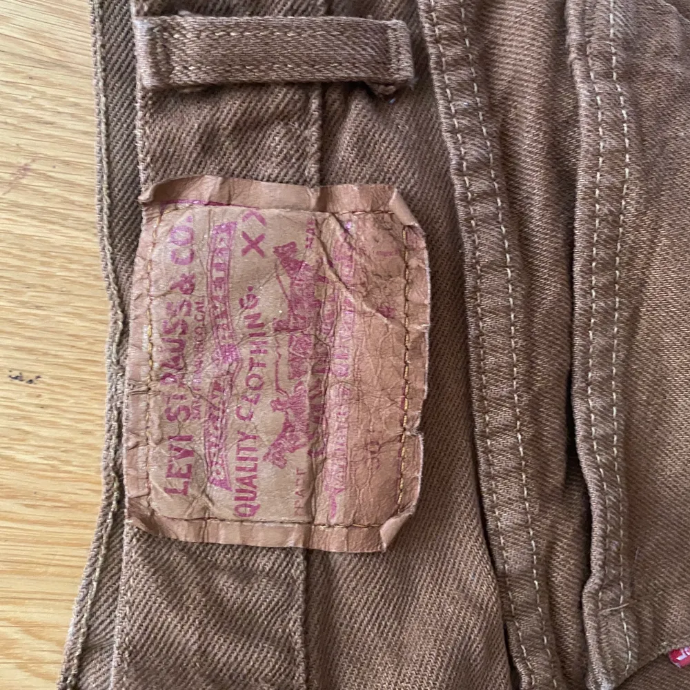 Bruna Levis jeans 501 från 90 talet. Någon slags limited edition vet int Evas den heter. Bra skick (8/10) inga flaws eller liknande men man märker att dom ändå har blivit andvända. Jeans & Byxor.