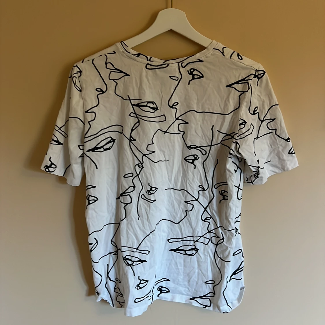 T-shirt med ansikten på  - 91