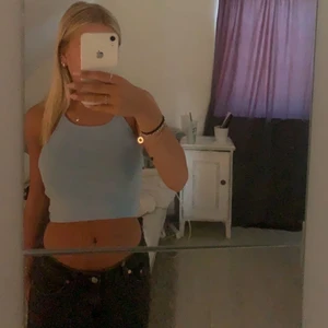 Blå tröja med knytning i nacken  - Blå tröja som man knyter i nacken! Säljer för används aldrig längre😇 