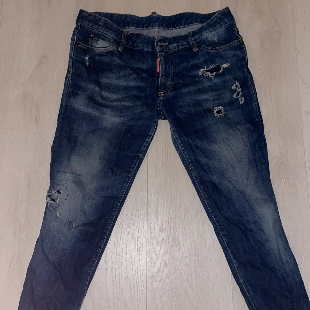 Dam dsquared jeans använda fåtal gånger, inköpta på cenino donna. Italiensk storlek 44 motsvarar storlek 38-40 svensk storlek. Jeans & Byxor.