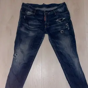 Dam dsquared jeans använda fåtal gånger, inköpta på cenino donna. Italiensk storlek 44 motsvarar storlek 38-40 svensk storlek