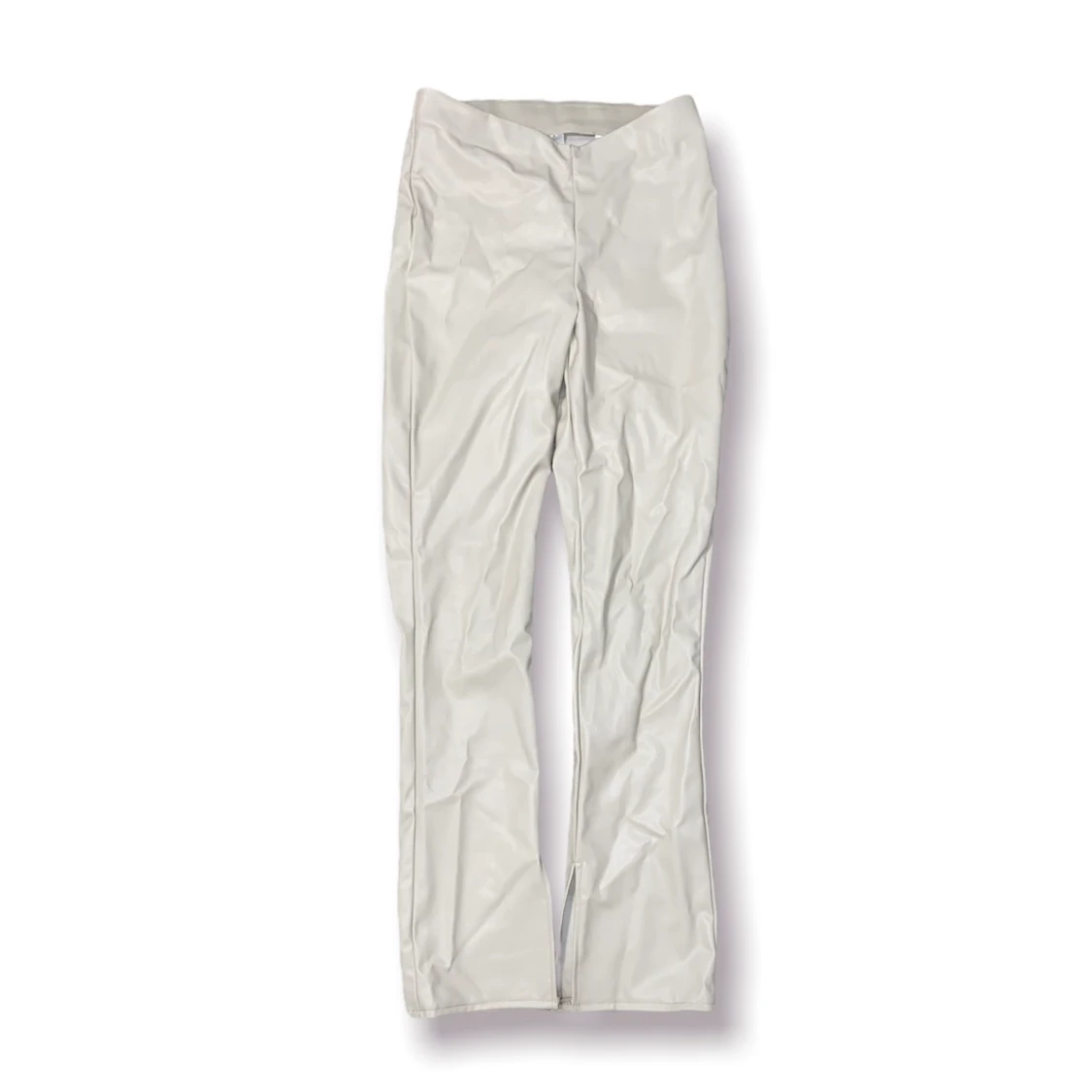 Utsvängda läderbyxor med slits