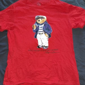Röd Polo bear t-shirt - En röd polo bear t-shirt i hyfsat skick 