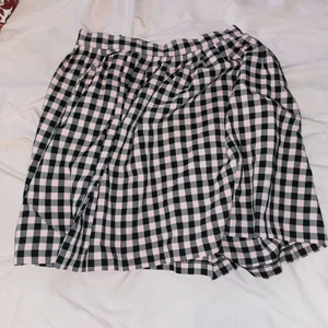 Rosarutig kjol från Monki - Supersöt kjol som köptes på monki för ett antal år sedan, kommer inte längre till användning då den sitter lite för tajt på mig!