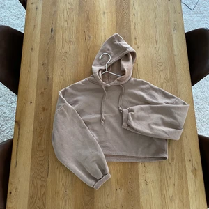Hoodie - Gammelrosa croppad hoodie från ginatricot. Storlek S. Använd, men i fint skick!